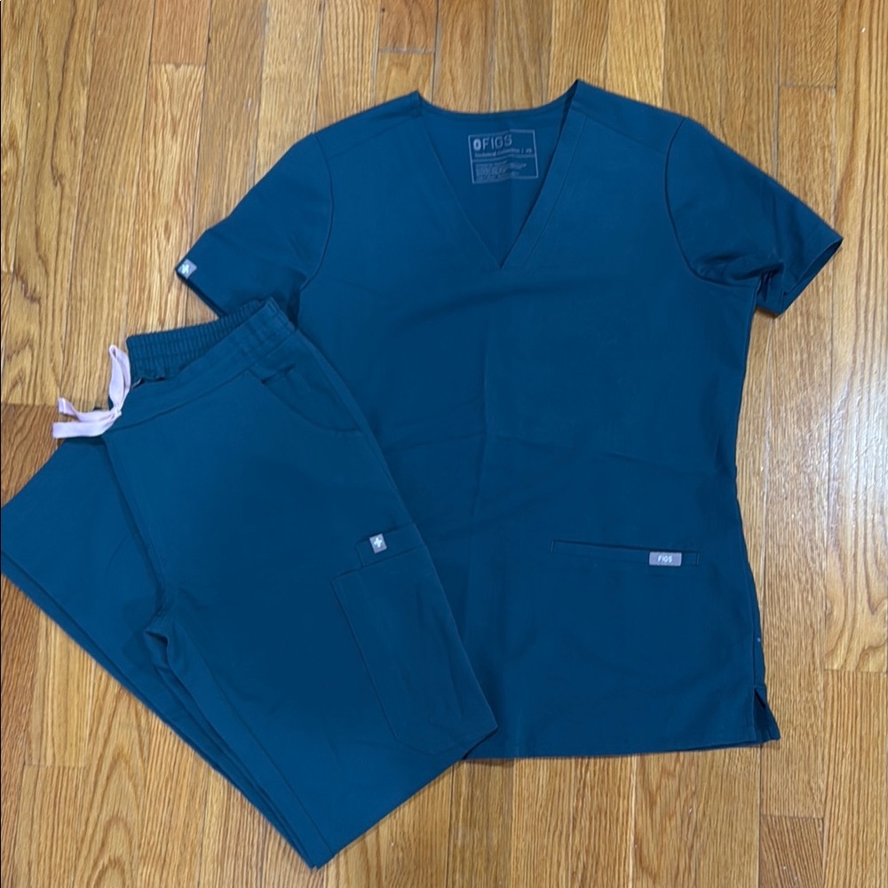 FIGS Scrub Set